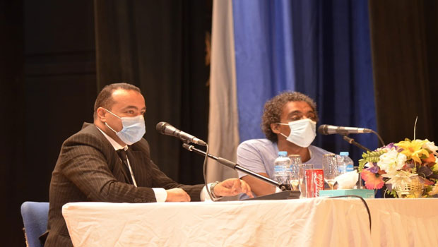عواض يلتقى بالعاملين فى إقليم وسط الصعيد الثقافى