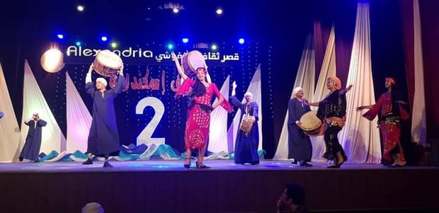 سوهاج للفنون الشعبية تتألق على مسرح الأنفوشي 
