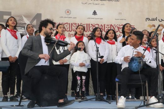 معرض الكتاب.. تفاعل كبير من الجمهور مع عروض كورال الأسمرات وفنون الإسماعيلية الشعبية 
