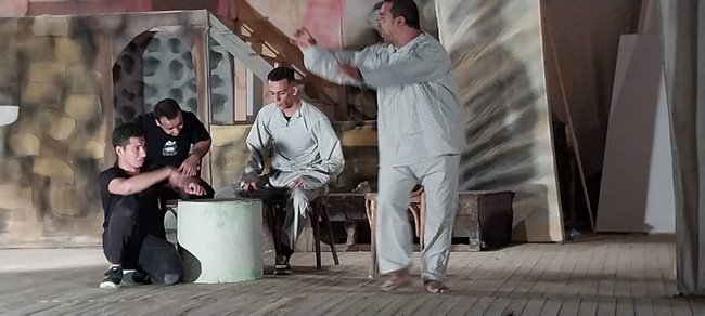 فرقة الغنايم المسرحية تقدم 
