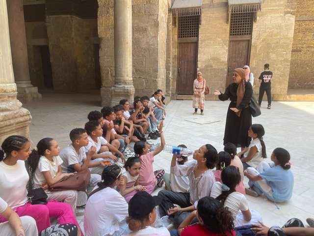 أتوبيس الفن الجميل يصطحب الأطفال في جولة تثقيفية بشارع المعز  