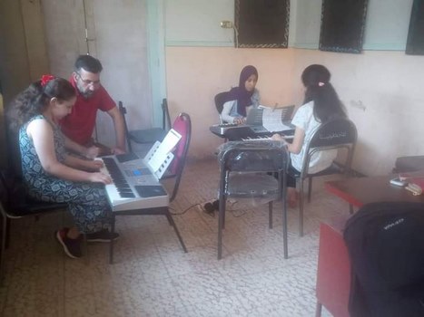 ورش موسيقية لتعليم فن الجيتار بثقافة المنوفية 