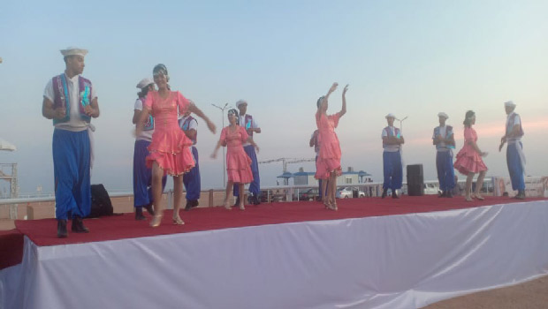 السمسمية تعزف ألحانها بمضمار الهجن