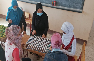 ختام ورشة تعليم النول لفتيات قرية الحواصلية بأسابيع المواطنة بالمنيا 