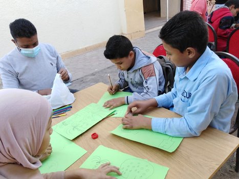 "تلاميذ مجمع مدارس الابتدائية بقرية الحجر يستقبلون مبادرة حياة كريمة الثقافية"