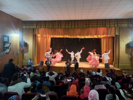 فرق الفنون الشعبية تقدم عروضها وأغانيها المميزة على أرض محافظة أسوان