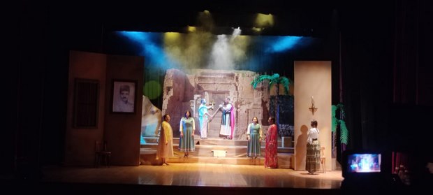 قومية أسيوط تبهر الجمهور بالعرض المسرحي 
