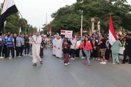 وسط حضور وتفاعل جماهيري..مهرجان الإسماعيلية الدولى للفنون الشعبية يبدأ فعالياته بديفيليه استعراضي 