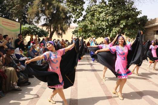 فرق مهرجان أسوان الدولي تؤدي عروضها الاستعراضية بجزيرة النباتات