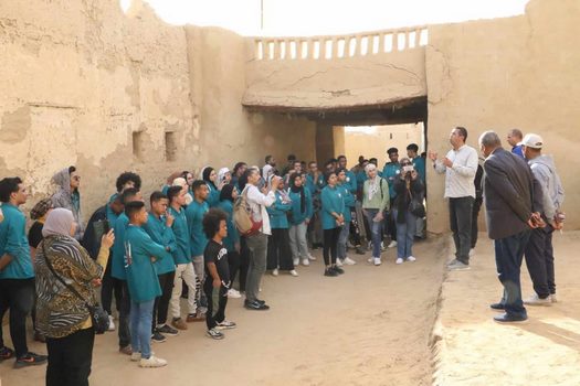 جولة تثقيفية لشباب ملتقى "أهل مصر" بمدينة القصر الإسلامية الأثرية بالداخلة 