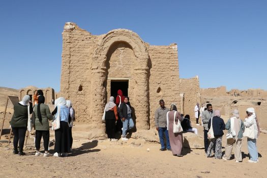 "أهل مصر".. جولة بمعبد هيبس ومقابر البجوات ضمن الملتقى 15 لفتيات المحافظات الحدودية 