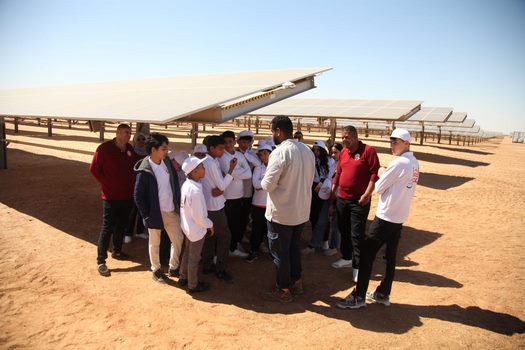200 طفل من المحافظات الحدودية في زيارة لمشروع بنبان للطاقة الشمسية بأسوان  