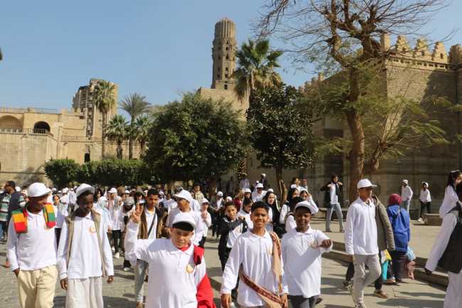 أطفال المحافظات الحدودية في جولة بشارع المعز ضمن فعاليات 