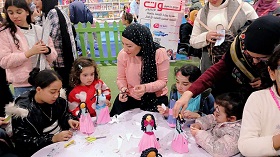 ورش قصور الثقافة الفنية والحرفية تزين ركن الطفل بمعرض الكتاب