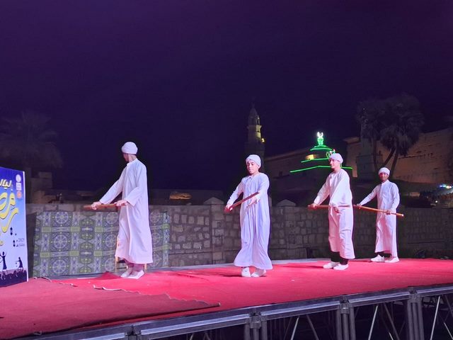 ليالي رمضان.. أطفال الأقصر يتألقون بعروض التحطيب في ساحة أبو الحجاج