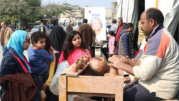 سجاد وفخار ومراكب تراثية.. ورش للتعريف بالحرف والتدريب عليها في معرض الكتاب