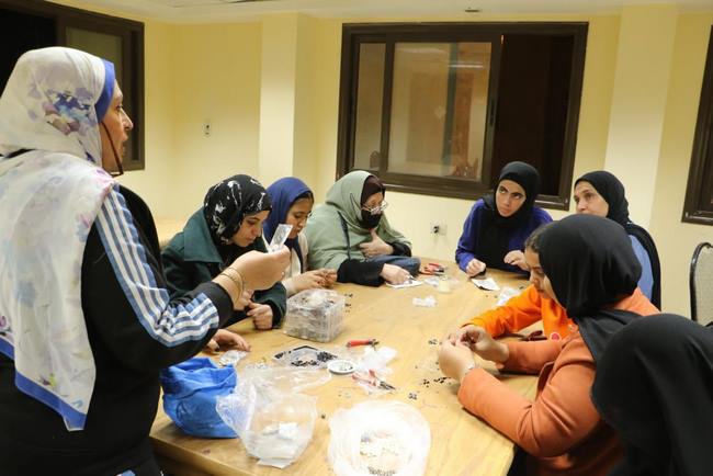 إقبال كبير على ورش الكونكريت والأركت والرسم على الفخار في الأسبوع الثقافي للشباب بالعريش 