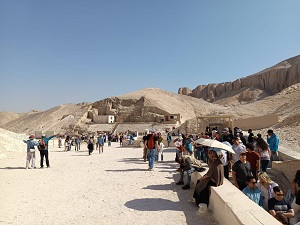 110 فتاة من المحافظات الحدودية في زيارة لوادي الملوك ضمن مشروع "أهل مصر"