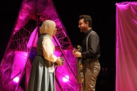 بعرض 