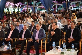 بإقبال جماهيري غفير.. محافظ أسوان ورئيس هيئة قصور الثقافة يشهدان حفلا فنيا في السوق السياحي بأبو سمب