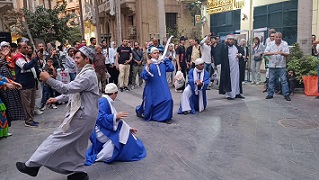 بعروض فلكلورية.. فرقة 