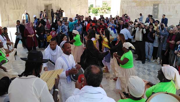 فولكلور المغرب وإنشاد الجزائر بالسد العالي احتفاء بأسوان