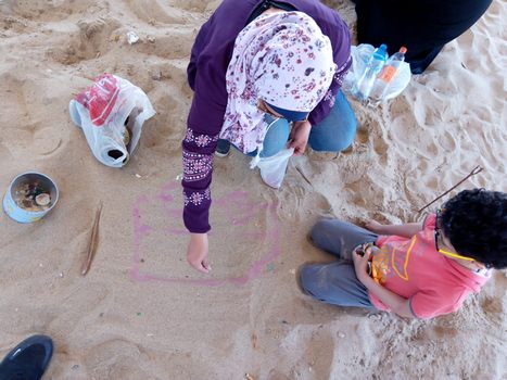 "رسم بالصدف على رمال الشاطئ" ورشة فنية بثقافة بورسعيد