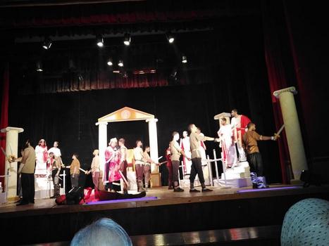 " سبارتاكوس" عرض مسرحى بقصر ثقافة سوهاج