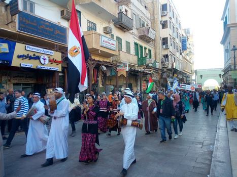 في مهرجان أسوان.. ديفيله السوق يشعل حماس الأهالي والسائحين 