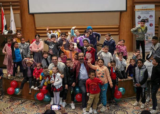 فريق خشبة وستارة يقيم حفل رأس السنة بمستشفى سرطان الأطفال 57357