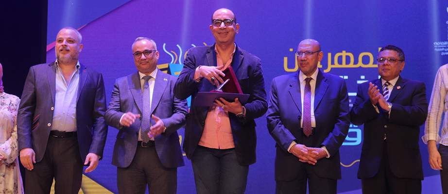 «الطاحونة الحمراء»..  بريمو مهرجان فرق الأقاليم المسرحية الـ 46