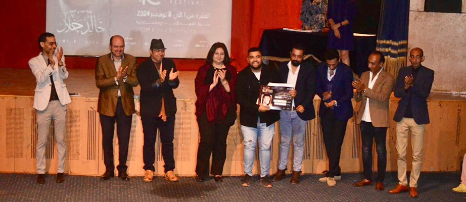 «الصالون» دراما اجتماعية تعكس مشكلات شرائح مجتمعية مسكوت عنها على مسرح «ملك جبر» 