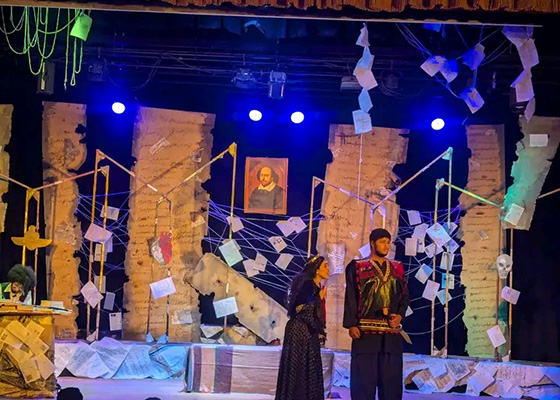 «عائلة شكسبير»..  هل أصبح شكسبير مادة للسخرية؟