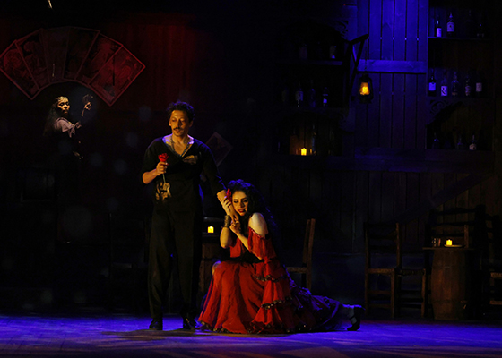 كارمن تخرج من البرواز  فلكل حرية ثمن 