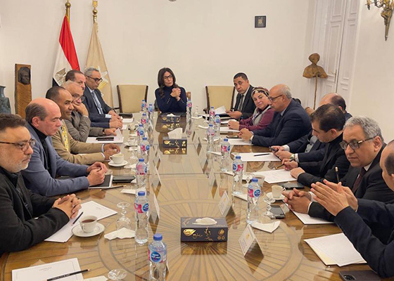 وزيرة الثقافة تترأس اجتماع لجنة إدارة الأزمات بالوزارة