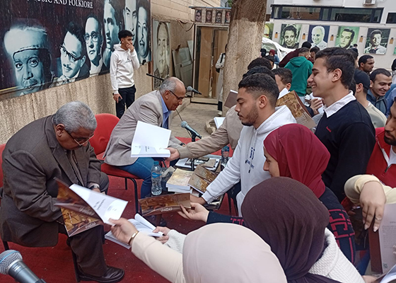 المركز القومى للمسرح يقيم حفل توقيع كتاب (بدايات المسرح فى صعيد مصر 1881-1994)